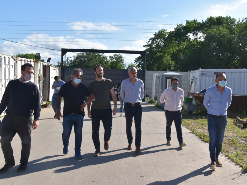 Cagliardi y el ministro provincial de Hacienda y Finanzas Pablo López recorrieron Los Talas y visitaron SOLCAN