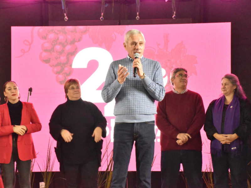 Con un gran marco de público comenzó una nueva edición de la Fiesta Provincial del Vino de la Costa