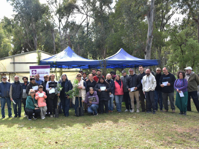 Entrega de ejemplares frutales a productores locales