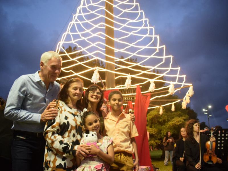 Cientos de vecinos y vecinas presenciaron el encendido del Árbol de Navidad