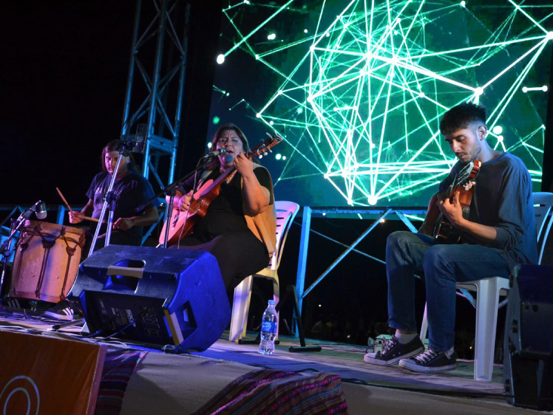 Primer Domingo de Folklore en la "Plaza 17 de Octubre"
