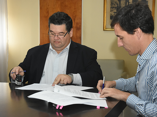 Firma de convenio entre el Municipio y el Sistma de Boletines Oficiales Municipales