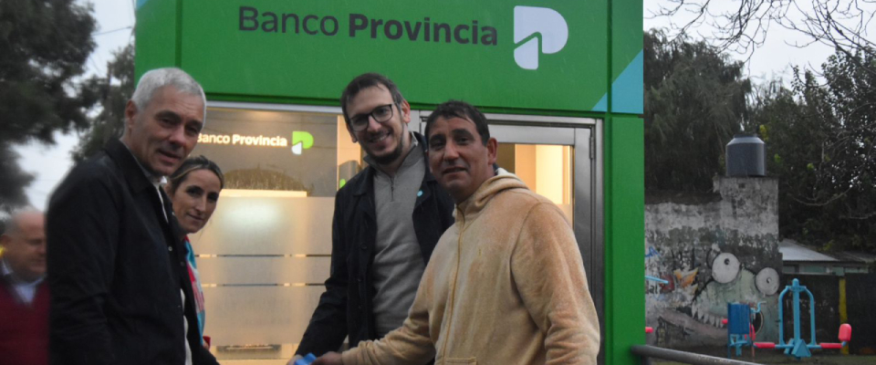 Cagliardi y el presidente del Banco Provincia Juan Cuattromo inauguraron formalmente el cajero de 122 bis y 77