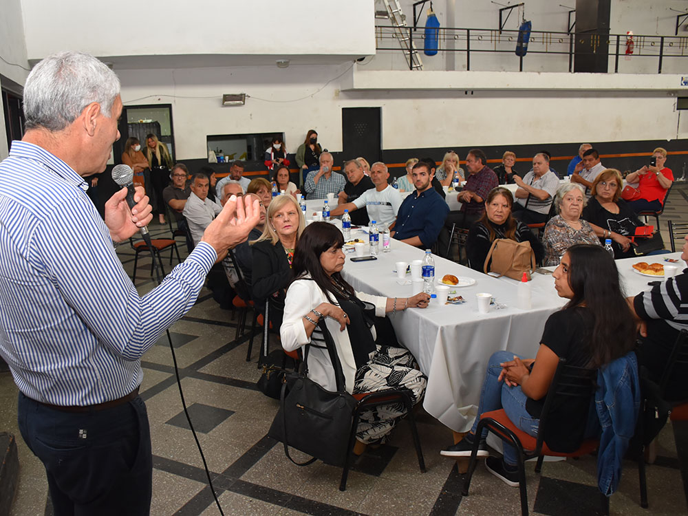 El intendente Cagliardi participó de un desayuno con los Centros de la Tercera Edad