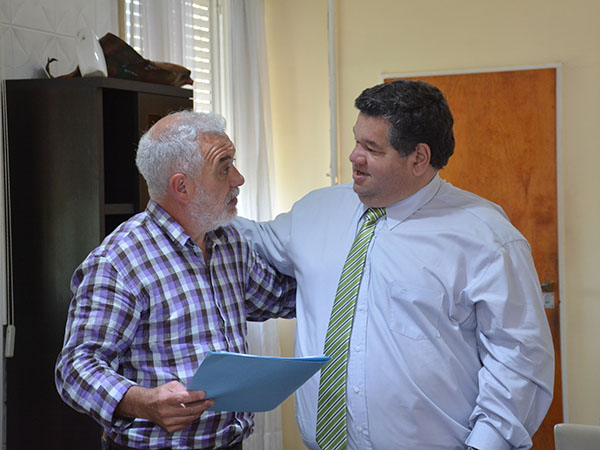 Nedela entregó la Ordenanza de cesión de tierra al Club Estrella de Berisso