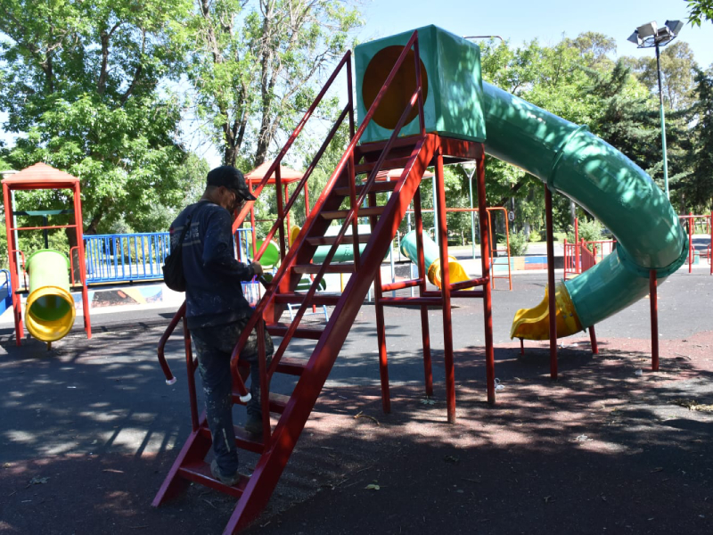 Reparación y colocación de nuevos juegos en la Plaza Almafuerte