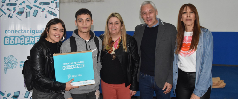 Cagliardi entregó 585 notebooks a estudiantes de escuelas secundarias a través del Programa "Conectar Igualdad Bonaerense"