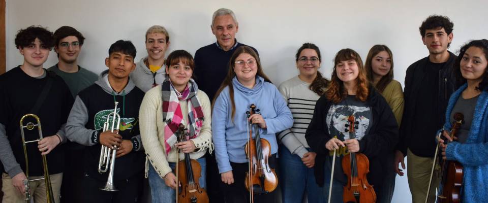 Cagliardi recibió a integrantes de la Orquesta Escuela de Berisso que ingresaron a la Camerata del Teatro Argentino