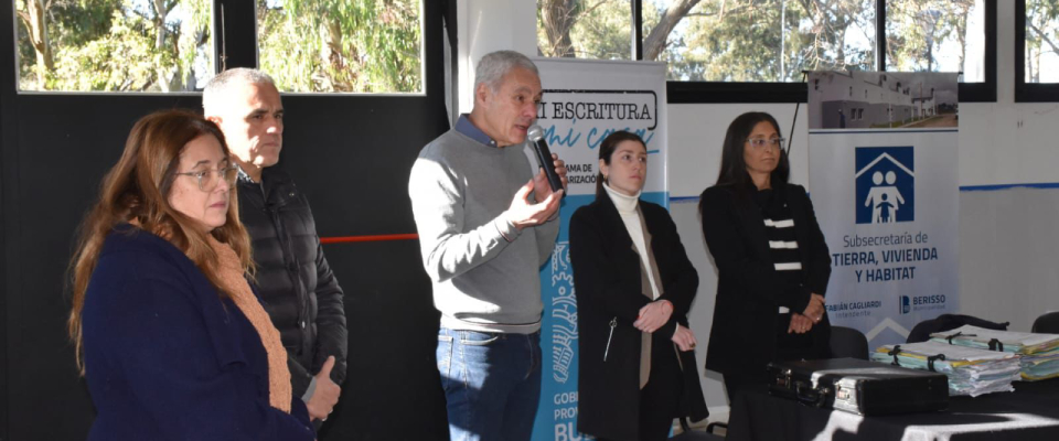 Familias de la ciudad efectuaron la firma de 44 escrituras propietarias