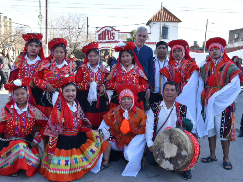 Berisso celebró el 204° aniversario de la independencia del Perú con un emotivo acto en la plazoleta Juan Domingo Perón