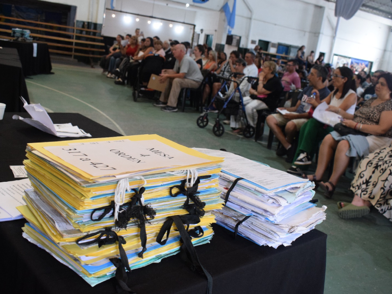 Acto de firma de 427 escrituras para familias de Berisso