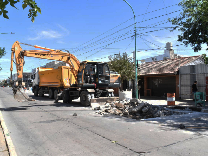 Continúan las obras de pavimentación sobre la Av. Montevideo