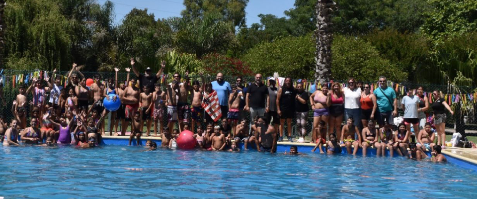 Chicos y chicas disfrutan del programa "Del barrio a la Pileta"