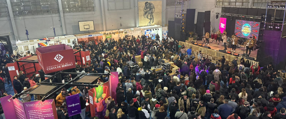 Con un gran marco de público comenzó una nueva edición de la Fiesta Provincial del Vino de la Costa
